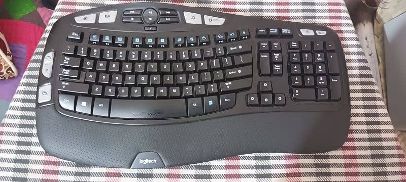 Logitech Multimedia Wireless keyboard and mouse pair 5