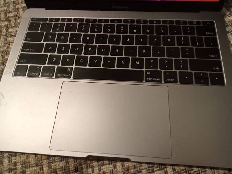 apple MacBook pro 2017 3