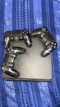 PS4 PLAYSTATION WITH 3 CONTROLLERS