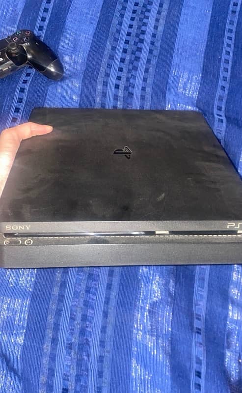 PS4 PLAYSTATION WITH 3 CONTROLLERS 5