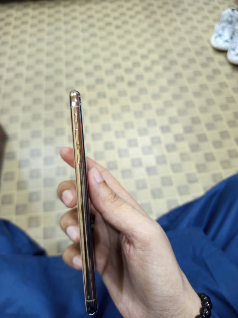 Apple iPhone XS Max 6