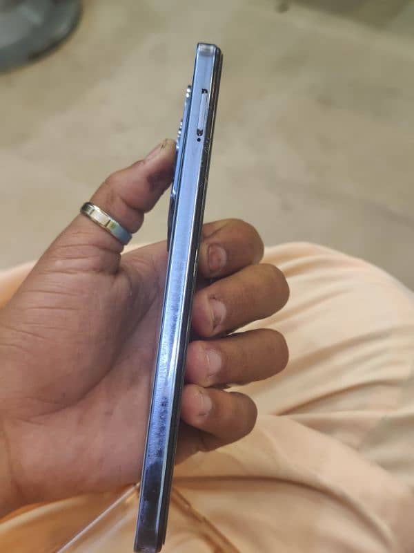 Infinix hot 40 8/256 upper side litte damage 2