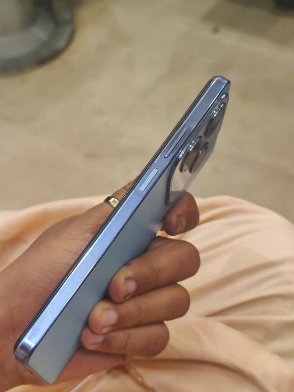 Infinix hot 40 8/256 upper side litte damage 3