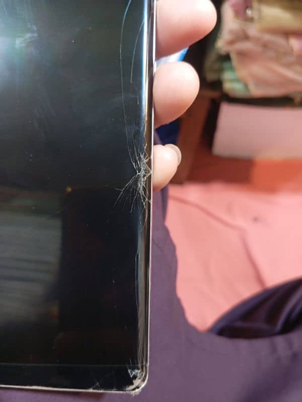 Samsung note 8 all ok minor se shad he or barik he or ek sim offichal 3