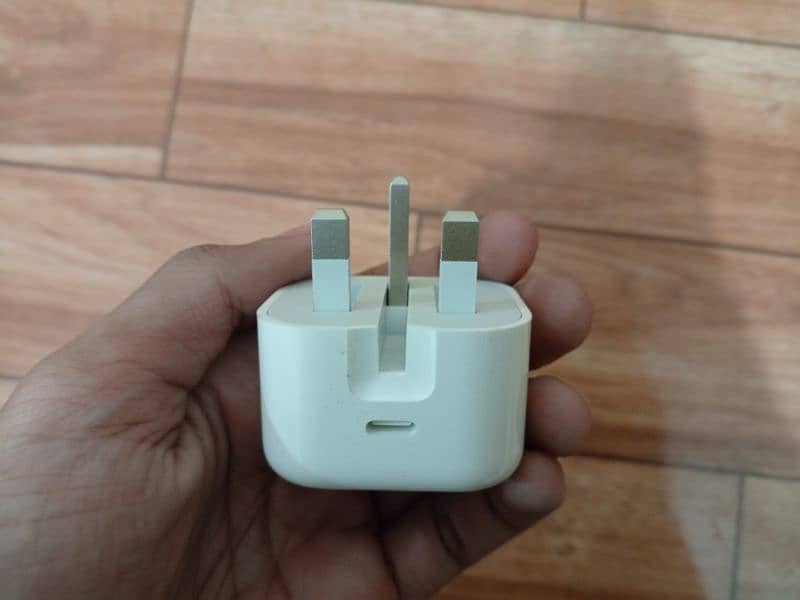 Original Apple 20 watt USB-C Power Adapter 4