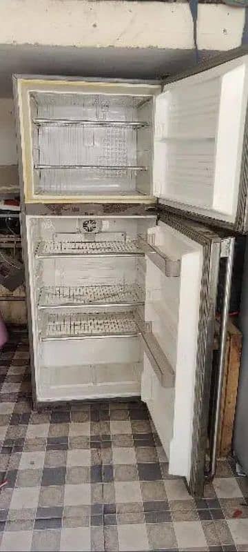 dawlance mideum. size fridge running condition 0