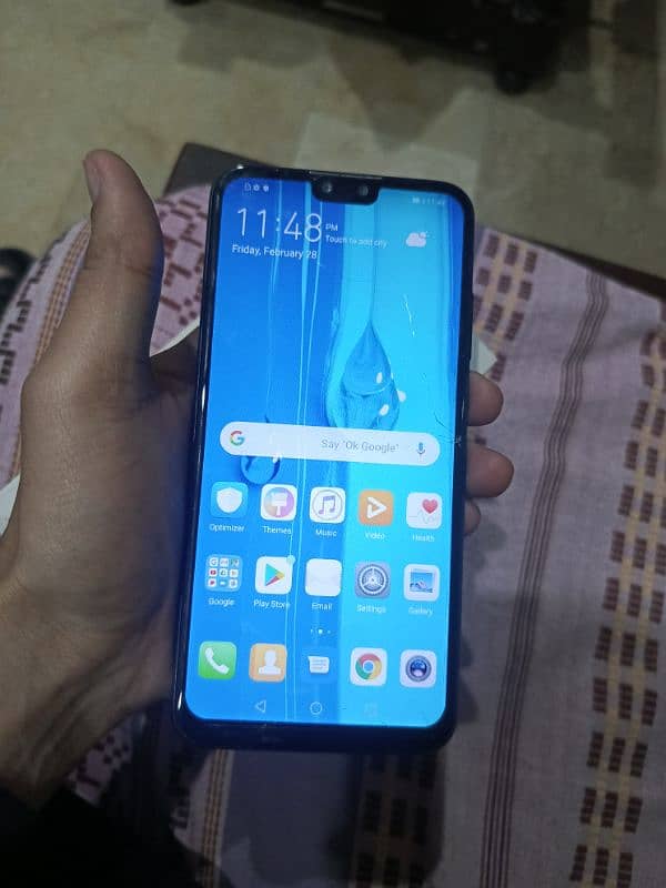 Huawei y9 4/64 gb 4