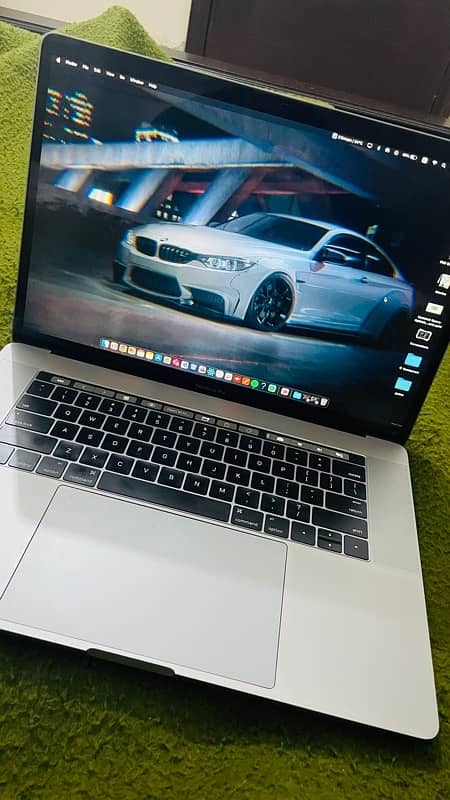 MACBOOK Pro 2016 with Touch Bar 3