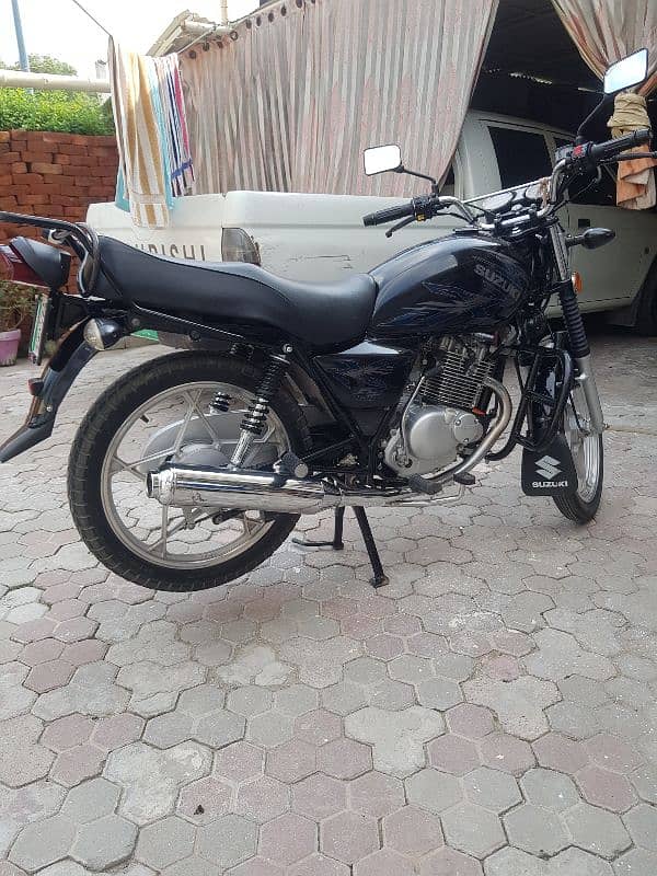 Suzuki GS-150, Black 2