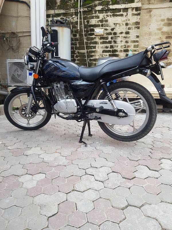 Suzuki GS-150, Black 3