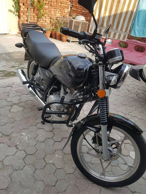 Suzuki GS-150, Black 5