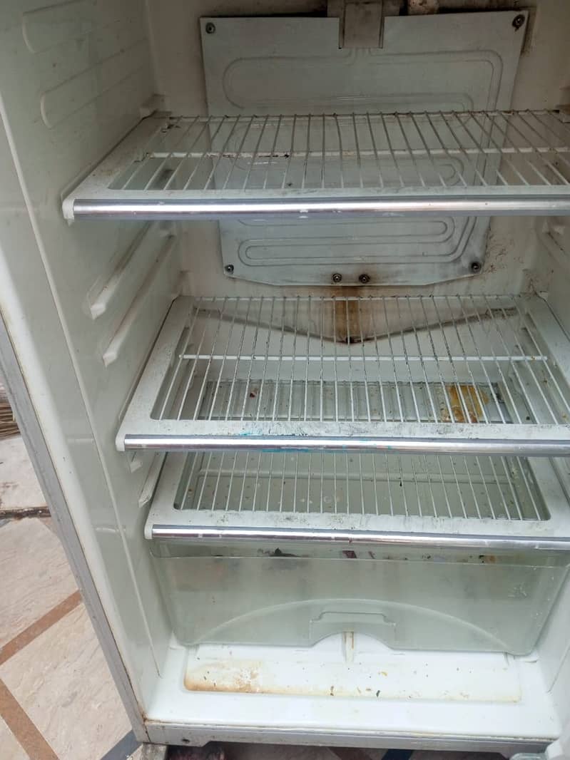 Dawlance fridge for sale. 2