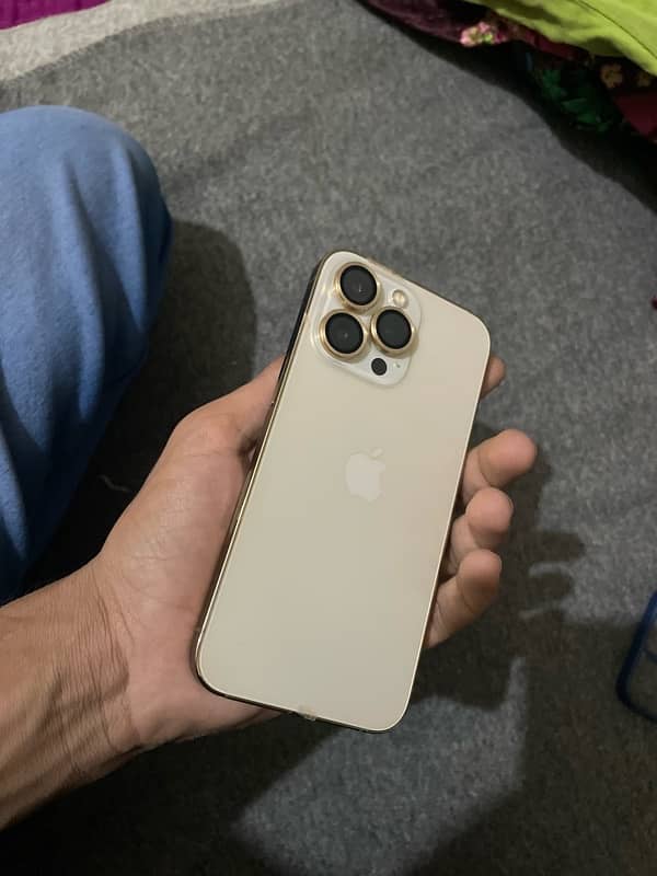 i am selling my ipne 13pro gold colour 1