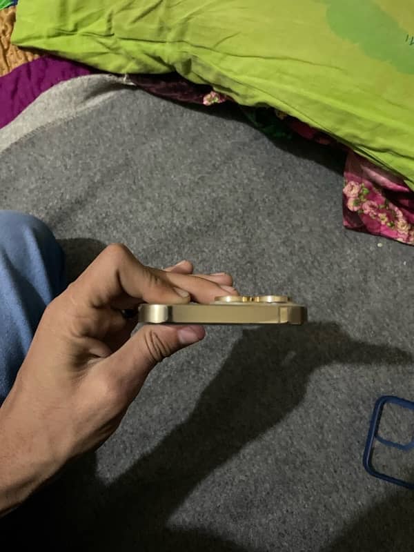 i am selling my ipne 13pro gold colour 3