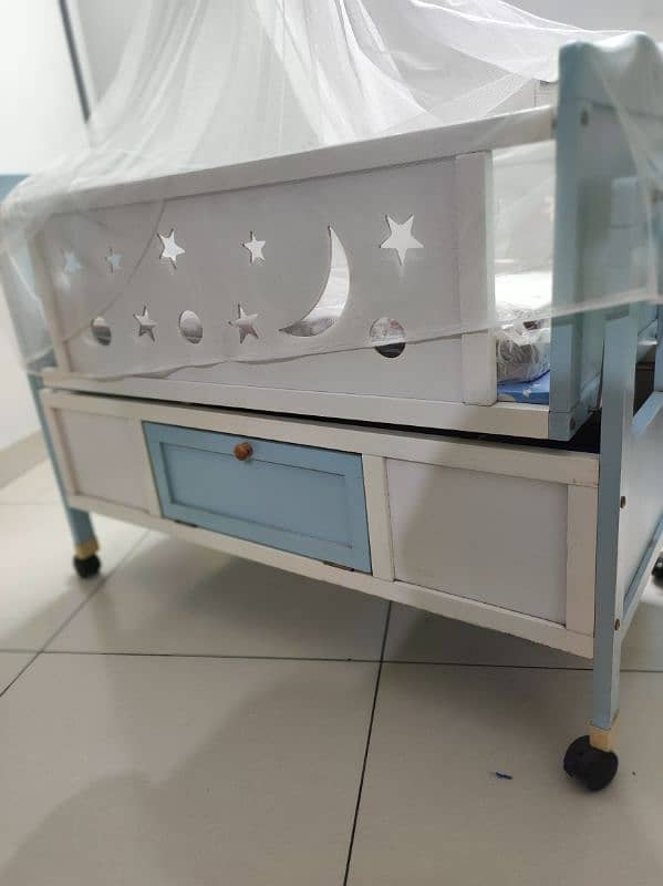 Baby Cot ( Almost new ) 3