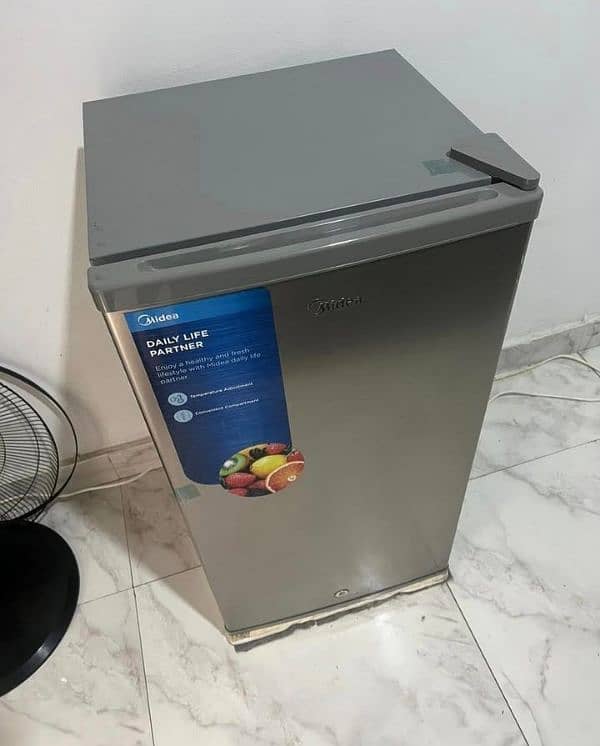 Small room fridge (read ad first) 4