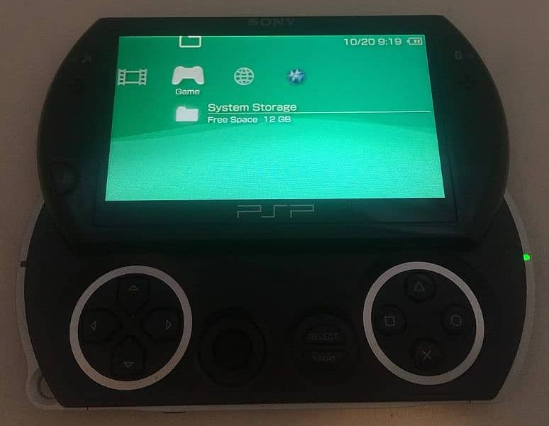 Psp go 16 gb with box and charger 1