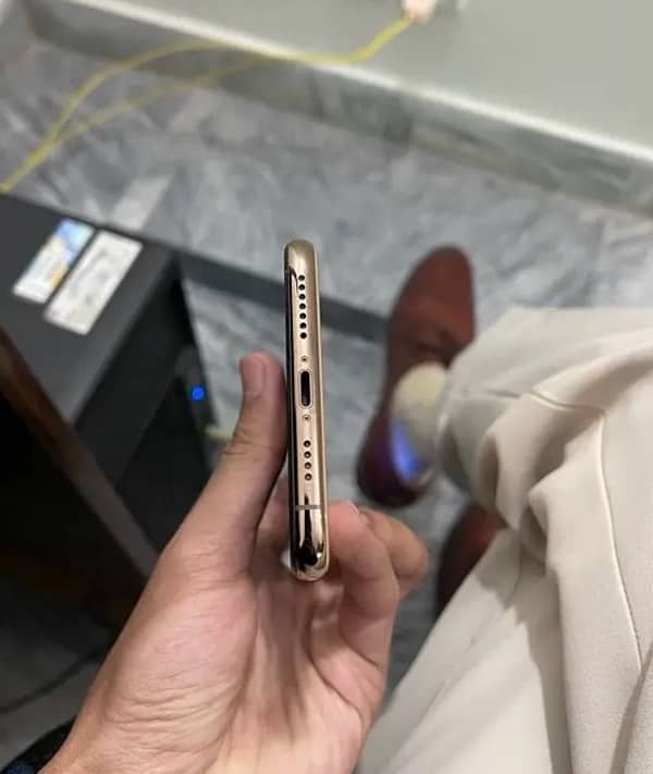 iphone xs max 64 gb pta approved 3