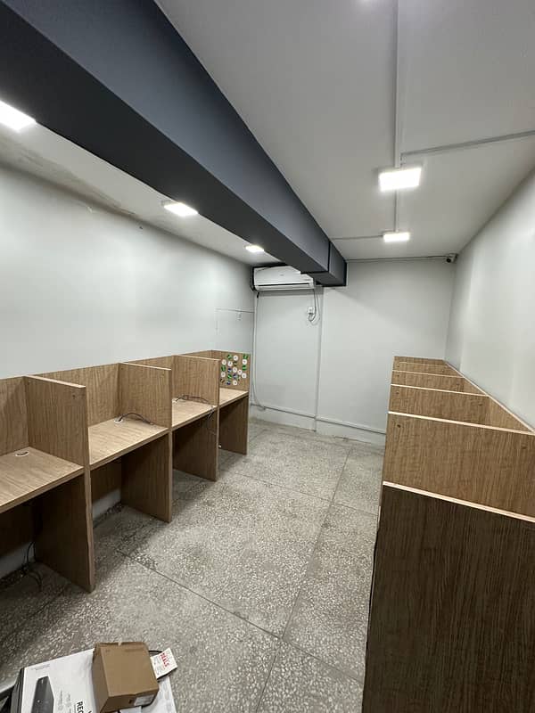 FULLY FURNISHED COMMERCIAL OFFICE 750 SQ FEET FOR RENT IDEAL LOCATION 4