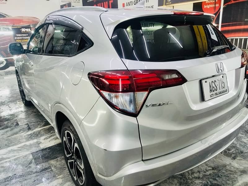 Honda Vezel 2015/18 available for sale in good condition 3