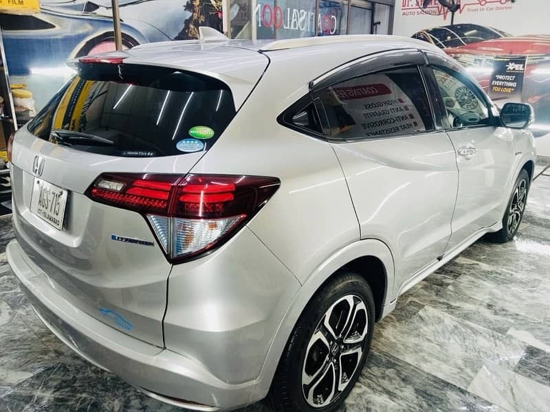 Honda Vezel 2015/18 available for sale in good condition 4