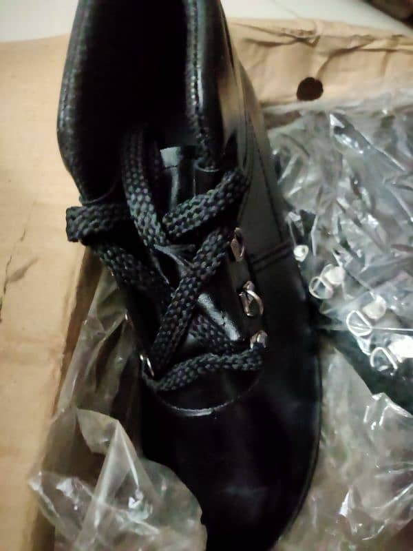 Safety shoes brand New 2