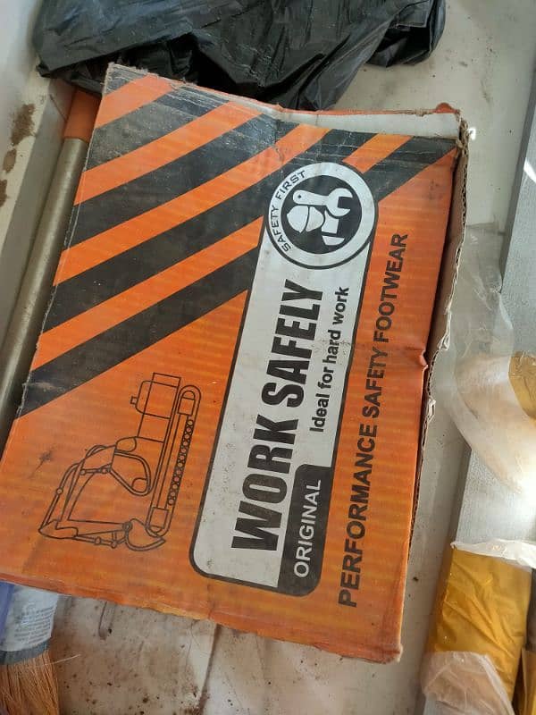 Safety shoes brand New 4