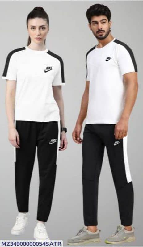 Tracksuit comfortable In black white and it is very good 3