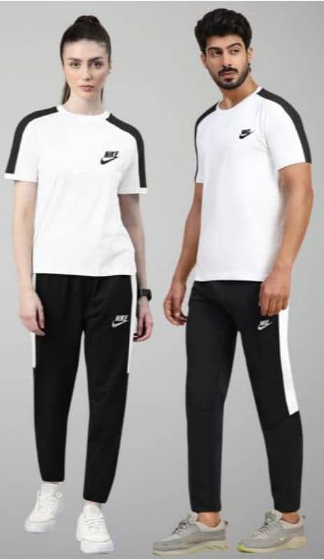 Tracksuit comfortable In black white and it is very good 4