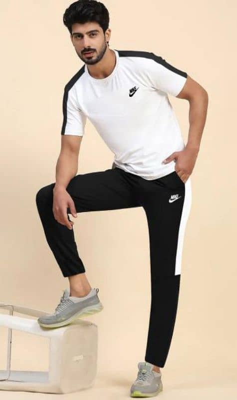 Tracksuit comfortable In black white and it is very good 6