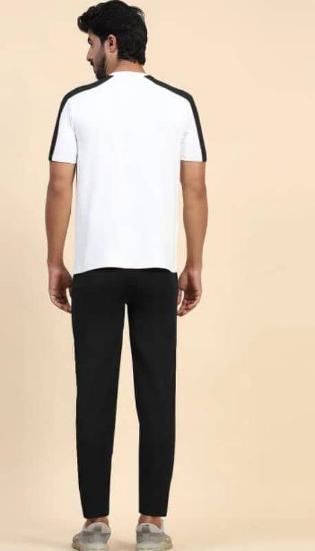 Tracksuit comfortable In black white and it is very good 7