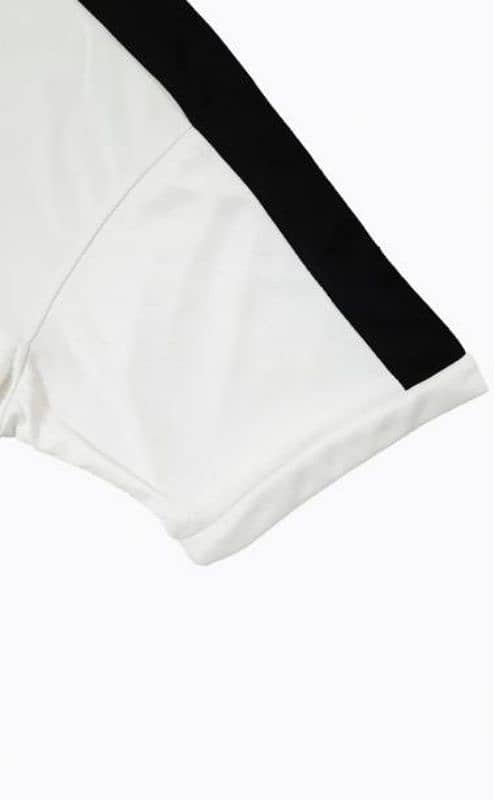 Tracksuit comfortable In black white and it is very good 8