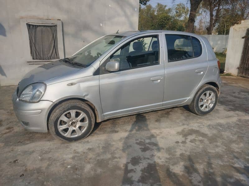 Toyota Vitz 2000 1.0 silver imported 10