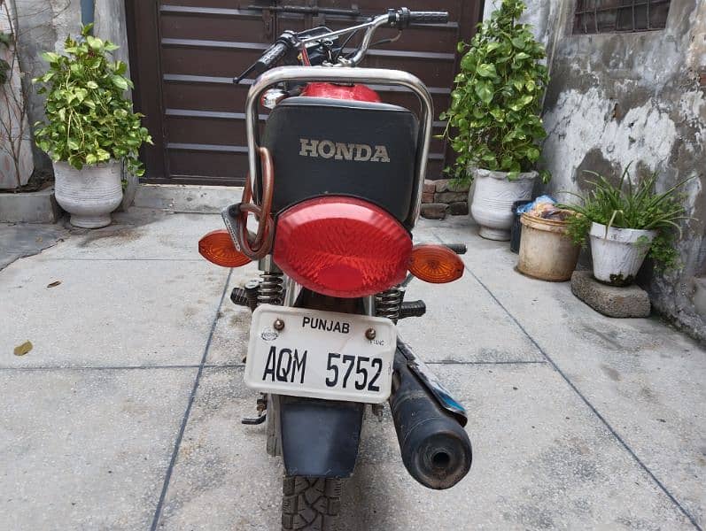 united 125 bike us euro-2 red colour Lahore number good condition 1