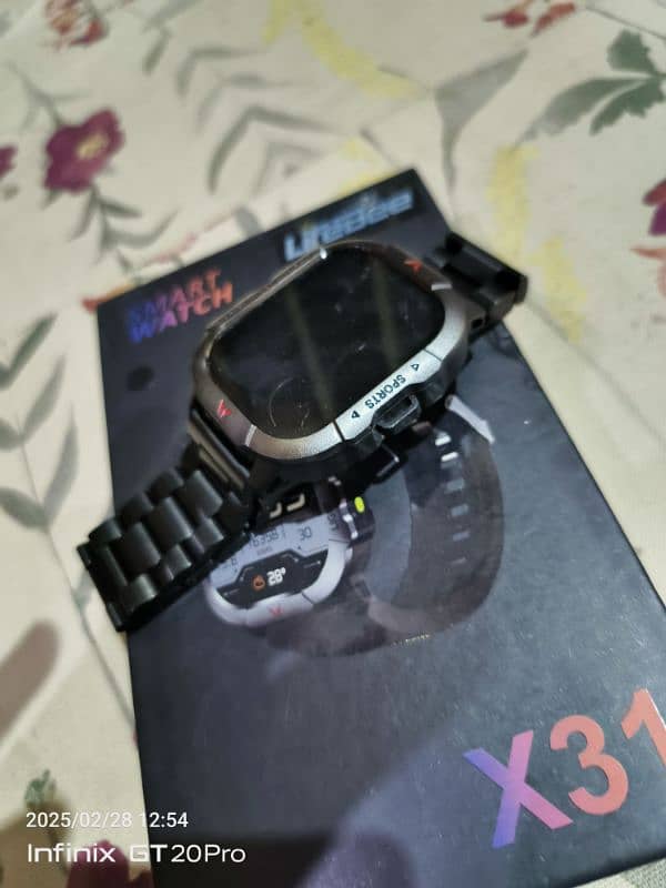 SMART WATCH WITH NEW CONDITION 1