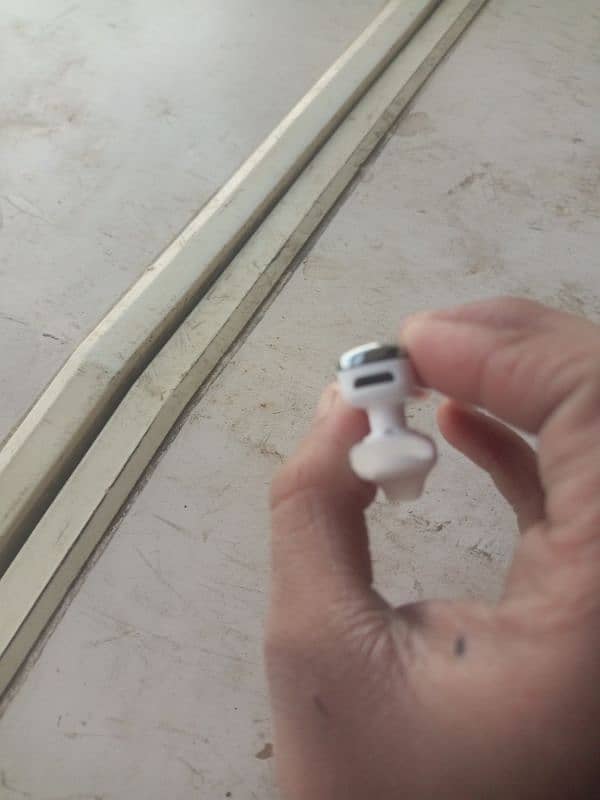 M11 earbuds 10/10 condition APPLE 1