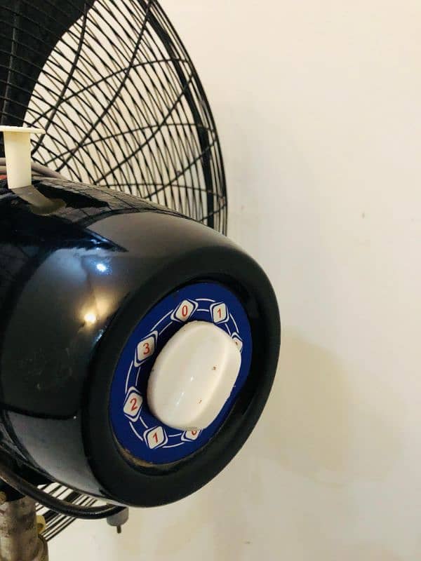 pedestal fan in excellent condition 3