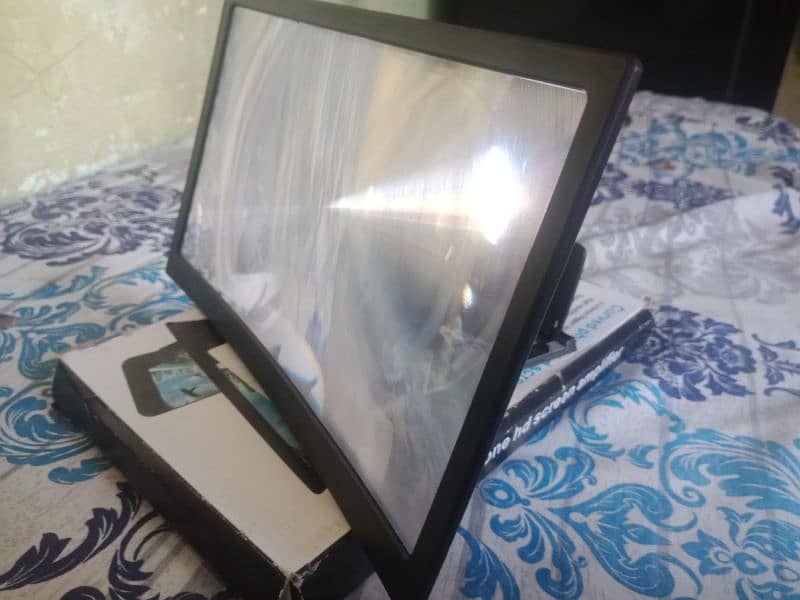 Curved Phone HD Screen Amplifier 1