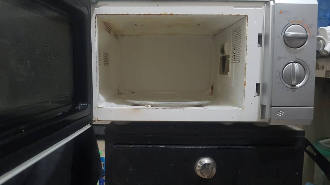 Haier 26 Liter Microwave (HGN-2690MS), in very good condition 4