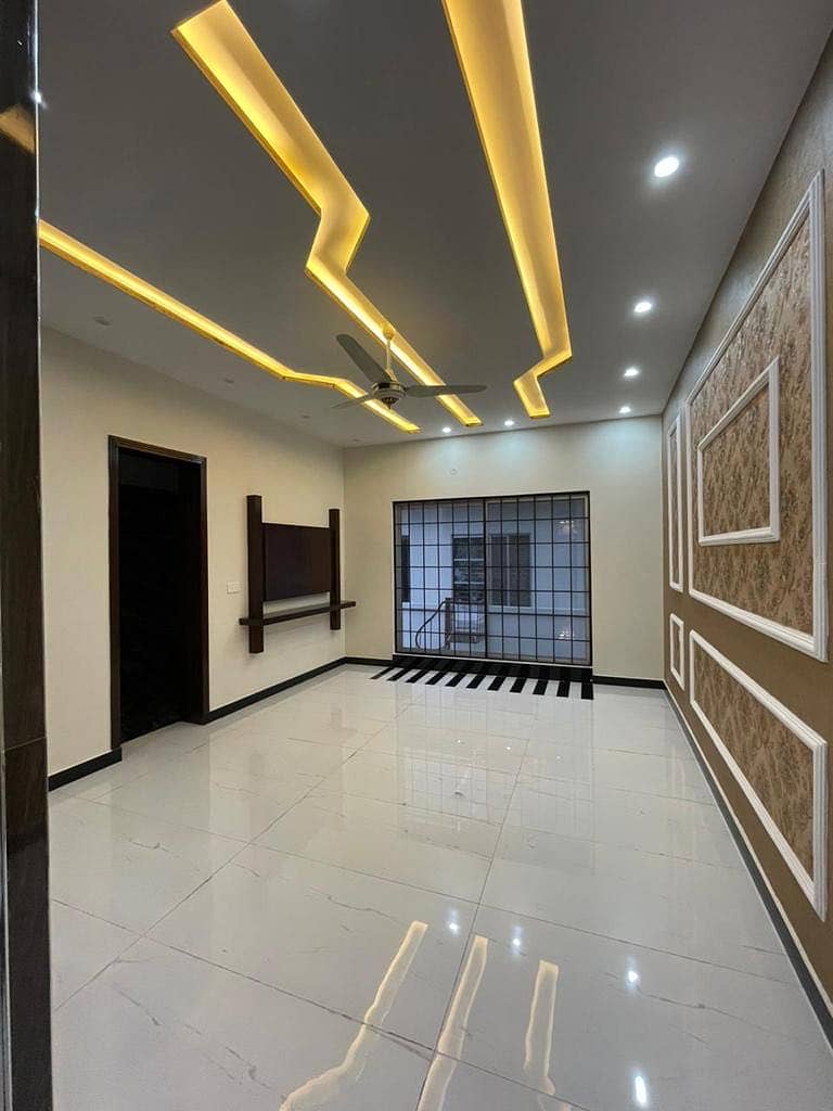 20 MARLA BEAUTIFUL HOUSE AVAILABLE FOR SALE IN LDA AVENUE 5