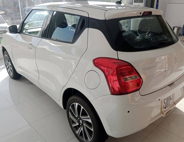 Suzuki Swift GLX CVT 2025 1