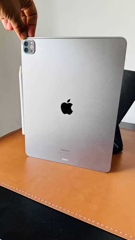 iPad Pro 12.9 6th Gen 256 GB WiFi 9