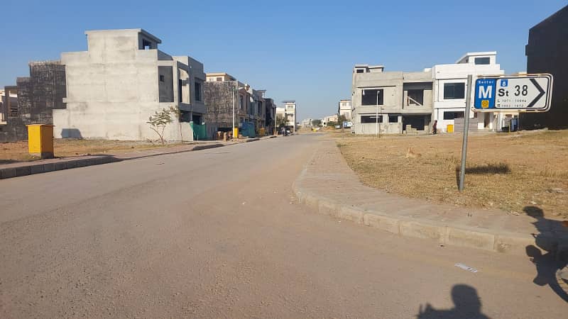 10 Marla Heighted Location Plot Prime Spot in N Block, Bahria Town Phase 8 3