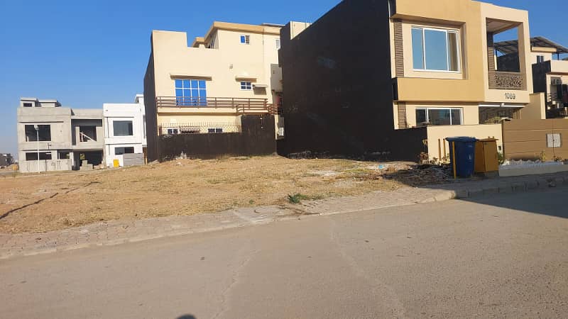 10 Marla Heighted Location Plot Prime Spot in N Block, Bahria Town Phase 8 4