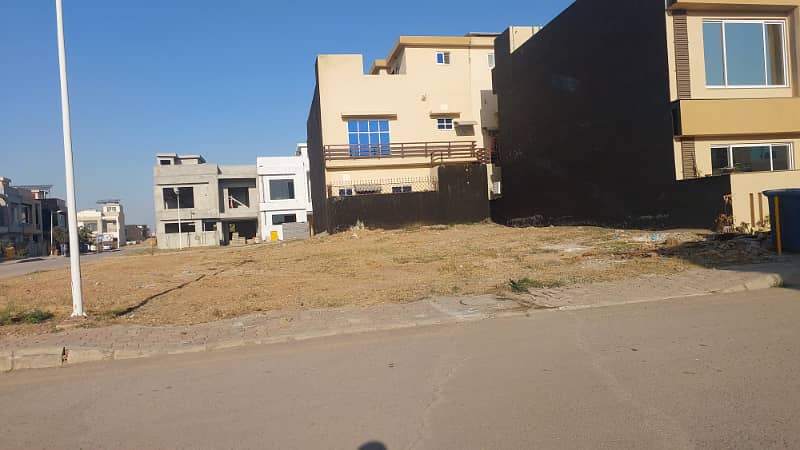 10 Marla Heighted Location Plot Prime Spot in N Block, Bahria Town Phase 8 5