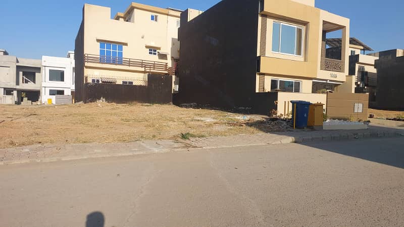 10 Marla Heighted Location Plot Prime Spot in N Block, Bahria Town Phase 8 8