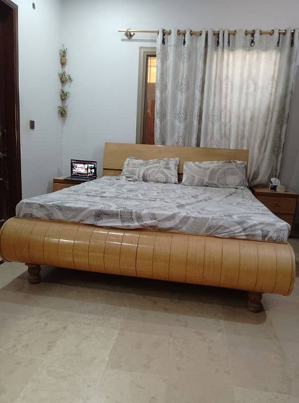 A minor used Bed set available for sell at cheap price 1