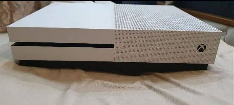 Xbox one s with full box 0