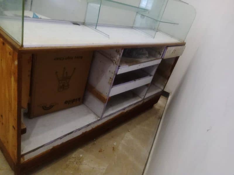 Showcase wooden and glass in good condition 2