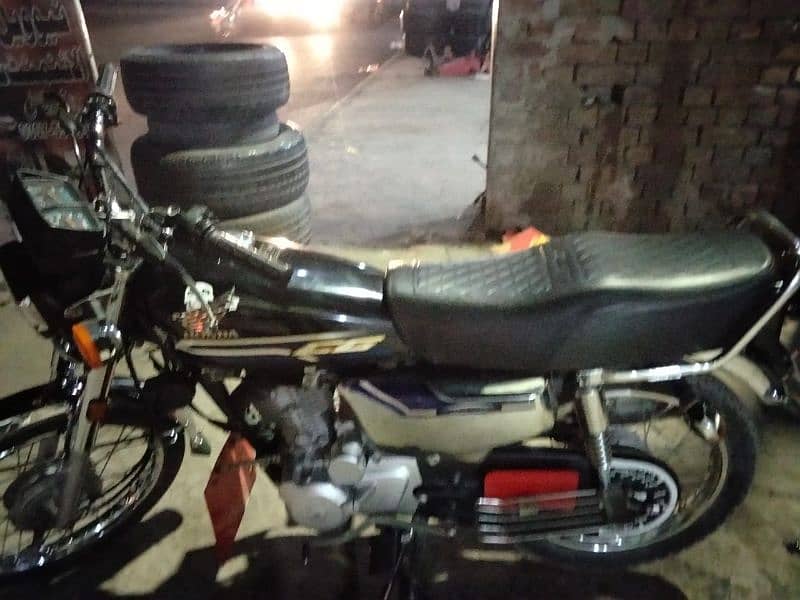 Honda 125 black colour 3